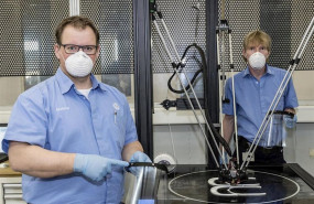 ep imagen de empleados de volkswagen produciendo pantallas faciales
