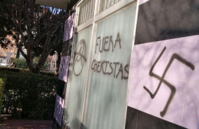 ep imagen de pintadas contra podemos y el logo nazi en la sede de la formacion en la localidad de