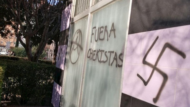 ep imagen de pintadas contra podemos y el logo nazi en la sede de la formacion en la localidad de