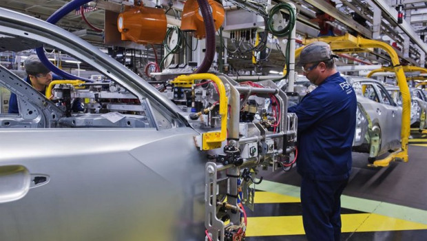 ep imagen de un operario en una planta de fabricacion de coches