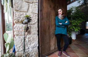 ep iris propietaria de una casa rural en patones posa ante su casa sin huespedes durante a pandemia
