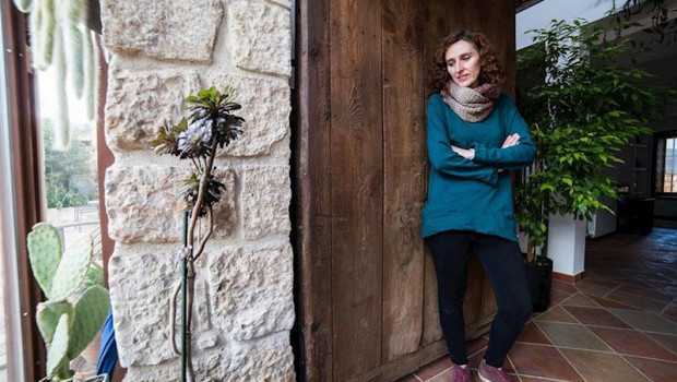 ep iris propietaria de una casa rural en patones posa ante su casa sin huespedes durante a pandemia