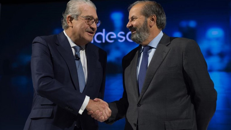 José Bogas, consejero delegado de Endesa, le da la mano a Juan Sánchez-Calero, nuevo presidente de la compañía, en la junta general de accionistas de 2019 | ENDESA - Archivo ep jose bogas consejero delegadoendesa le damanojuan sanchez-calero nuevo presidentela compania enjunta generalaccionistas2019