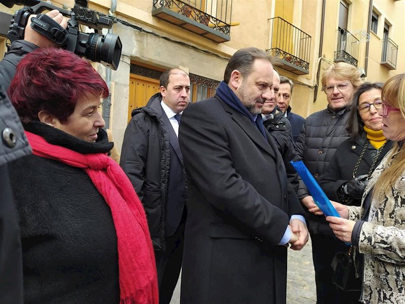 ep jose luis abalos en segovia con miembros de la plataforma por la gratuidad de la ap-6