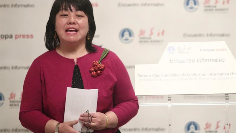 ep la corresponsal de la agencia de noticias xinhua de china en espana junwei feng durante el