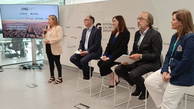 ep la responsable de comunicacion de vueling sandra hors junto al ceo de iag luis gallego la de