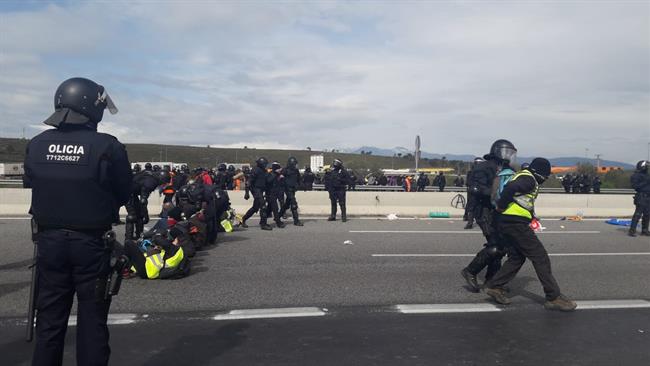 Los Mossos d'Esquadra desalojan a manifestantes que cortaban la AP-7 | EUROPA PRESS ep los mossos desquadra desalojanmanifestantescortabanap-7