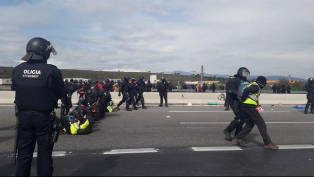 ep los mossos desquadra desalojanmanifestantescortabanap-7