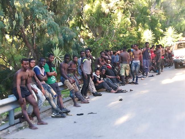 Migrantes subsaharianos que han saltado el vallado fronterizo de Ceuta | CEDIDA/JAVIER SAKONA ep migrantes subsaharianoshan saltadovallado fronterizoceuta