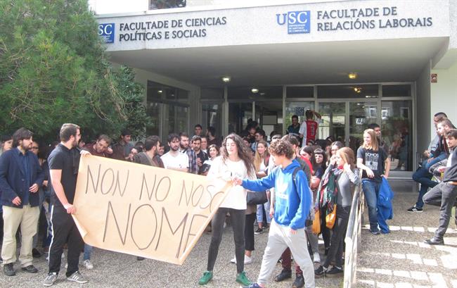 Protestas de estudiantes de la USC contra profesores contrarios al referéndum | EUROPA PRESS ep protestasestudiantesla uscprofesores contrariosreferendum