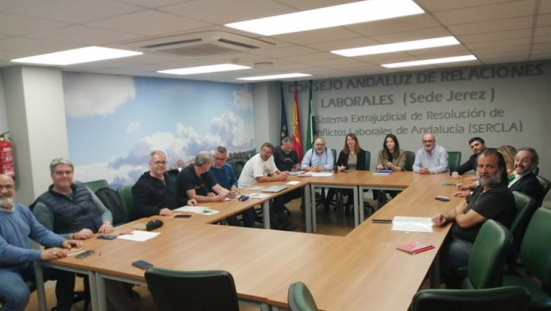 ep representantes de ccoo y de la patronal fedejerez en la sede del sercla para firmar el nuevo ep representantes de ccoo y de la patronal fedejerez en la sede del sercla para firmar el nuevo