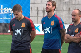 ep robert moreno y sergio ramos en el minuto de silencio de la seleccion espanola en memoria de xana