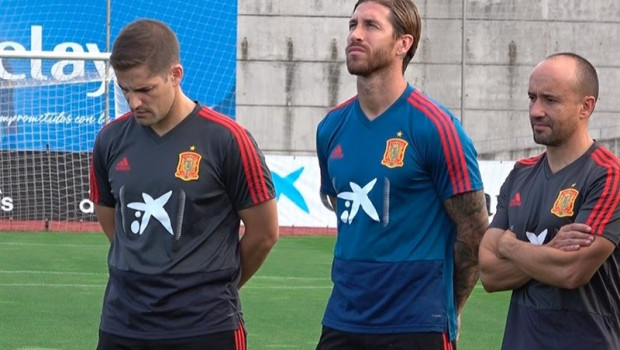 ep robert moreno y sergio ramos en el minuto de silencio de la seleccion espanola en memoria de xana