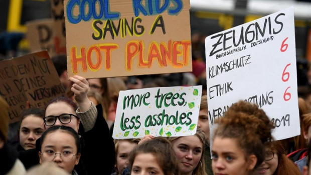 Students rally for better climate protection in Berlin | Britta Pedersen/dpa-Zentralbild/ ep students rally for better climate protection in berlin