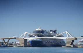 ep un crucero junto al puente puerta de europa a 15 de junio de 2026 en barcelona catalunya espana