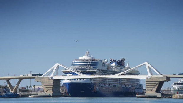 ep un crucero junto al puente puerta de europa a 15 de junio de 2026 en barcelona catalunya espana