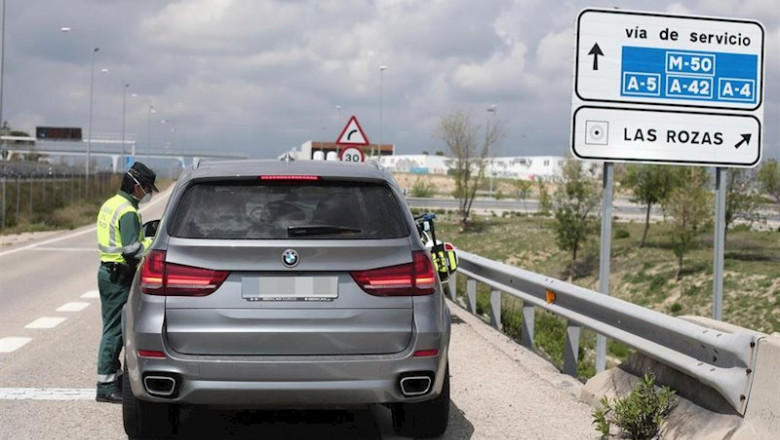 Un guardia civil da el alto a un vehículo en el punto kilométrico 19 de la A-6 a su paso por la capital para vigilar que no se hagan desplazamientos injustificados | Eduardo Parra - Europa Press ep un guardia civil da el alto a un vehiculo en el punto kilometrico 19 de la a-6 a su paso por la