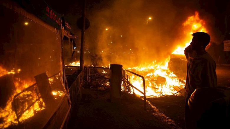 Un manifestante junto al fuego de una hoguera durante los disturbios en la Plaza de Urquinaona y la Calle Roger de Lluría, en Barcelona a 18 de octubre de 2019. | David Zorrakino - Europa Press ep un manifestante junto al fuego de una hoguera durante los disturbios en la plaza de urquinaona y