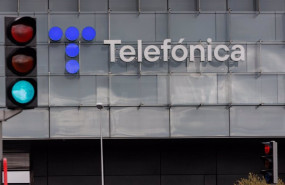 ep un semaforo en verde frente a la fachada de la sede de telefonica a 6 de marzo de 2023 en madrid ep un semaforo en verde frente a la fachada de la sede de telefonica a 6 de marzo de 2023 en madrid