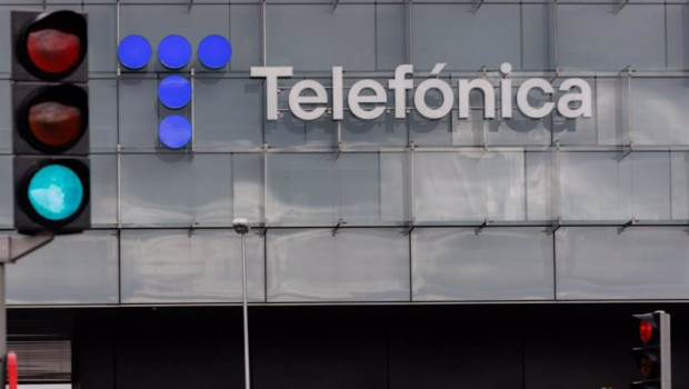 ep un semaforo en verde frente a la fachada de la sede de telefonica a 6 de marzo de 2023 en madrid