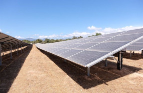 ep una fila de placas fotovoltaicas