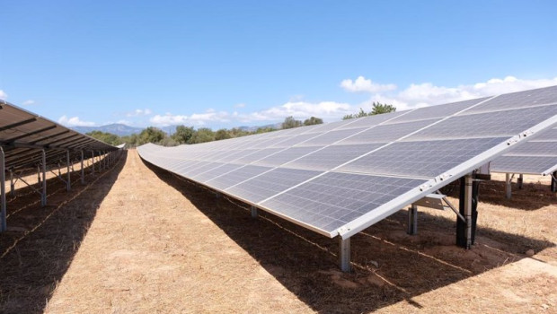 ep una fila de placas fotovoltaicas