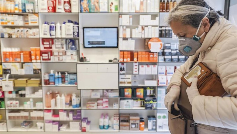 ep una mujer acude a una farmacia para recoger una mascarilla durante el reparto de mascarillas ep una mujer acude a una farmacia para recoger una mascarilla durante el reparto de mascarillas