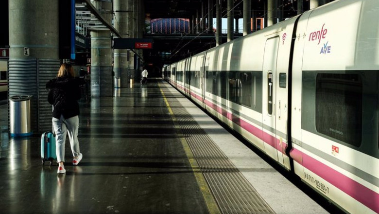 Una mujer camina por el andén junto a un tren de AVE de Renfe estacionado en las vías de la Estación de Atocha, en Madrid (España), a 6 de febrero de 2020. | Jesús Hellín - Europa Press - Archivo ep una mujer camina por el anden junto a un tren de ave de renfe estacionado en las vias de la