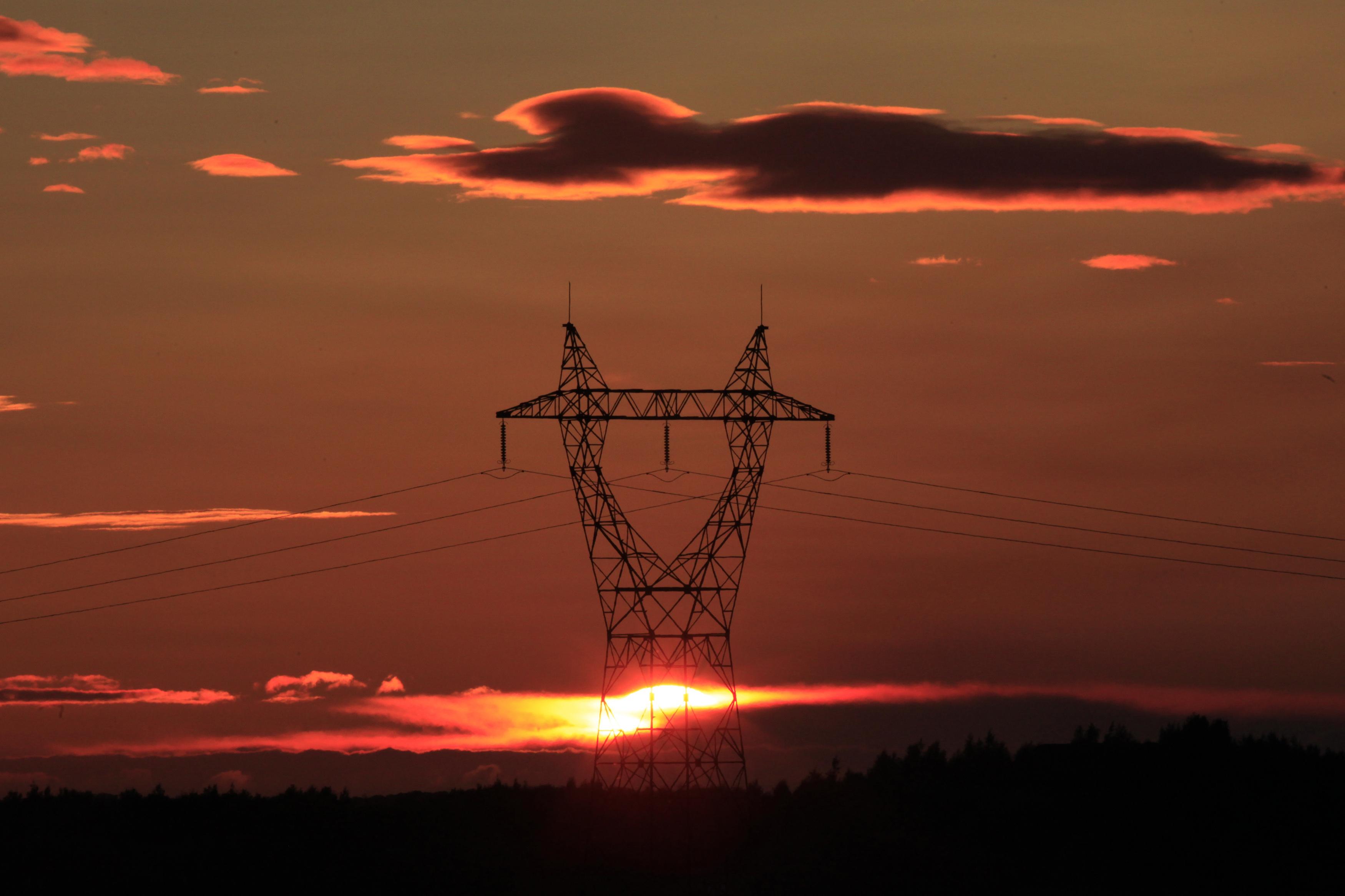 pylone-a-haute-tension pylone-a-haute-tension