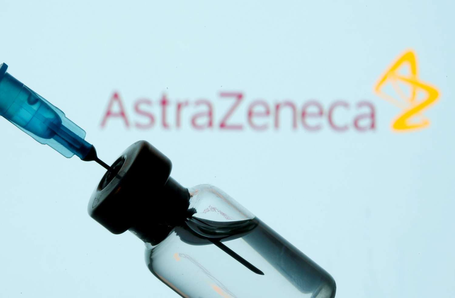 coronavirus astrazeneca dement une faible efficacite de son vaccin chez les personnes agees 