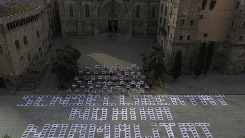 Acción de Òmnium en la plaza de la Catedral | ÒMNIUM CULTURAL ep accion de mnium en la plaza de la catedral