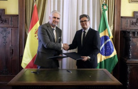 ep acto de firma pais socio fitur 2025 por el embajador de brasil orlando leite ribeiro y el
