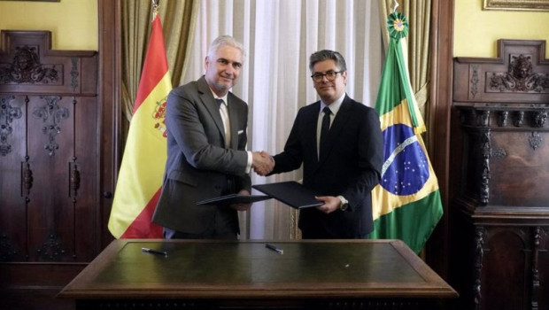 ep acto de firma pais socio fitur 2025 por el embajador de brasil orlando leite ribeiro y el