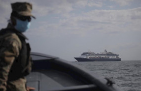 ep agente de la guardia costera de panama con mascarilla por la pandemia de coronavirus