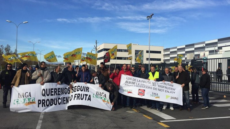 Agricultores de frutas y hortalizas convocados por COAG bloquean plataformas logísticas en Málaga y Barcelona | COAG ep agricultores de frutas y hortalizas convocados por coag bloquean plataformas logisticas en malaga