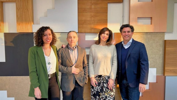 ep alba casero icaro moyano y beatriz bosch de izquierda a derecha con el ceo de groupm espana sebas