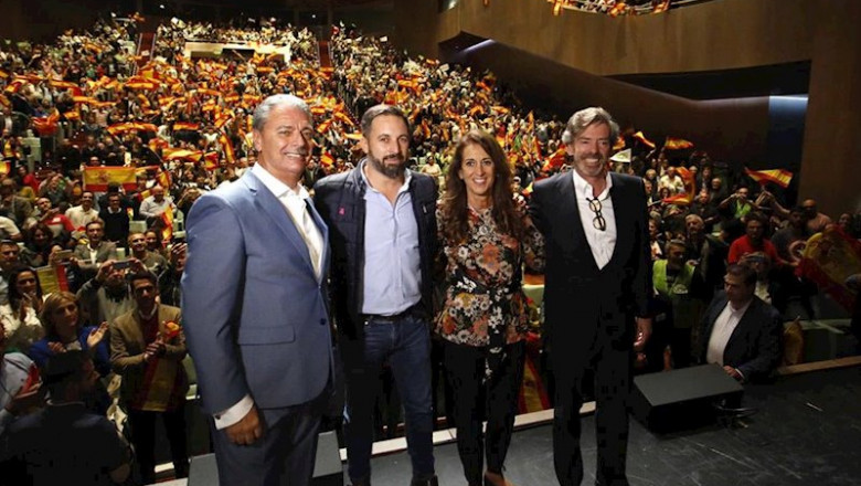 Antonio Budiño, candidato de VOX en Pontevedra (1i), Santiago Abascal, presidente de VOX (2i) en un mitin de Vox en Vigo (Galicia, España), el jueves 24 de octubre de 2019. | Marta Vázquez Rodríguez - Europa Press ep antonio budino candidato de vox en pontevedra 1i santiago abascal presidente de vox 2i en un
