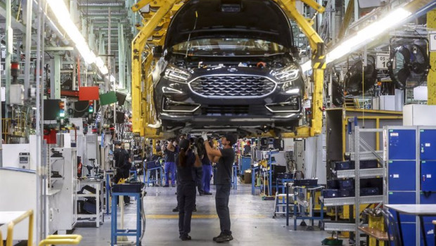ep archivo dos trabajadores con un vehiculo de la fabrica de ford en almussafes valencia comunidad ep archivo dos trabajadores con un vehiculo de la fabrica de ford en almussafes valencia comunidad