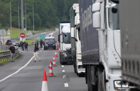ep archivo   imagen de arhivo de camiones en un atasco tras el corte de la carretera durante una