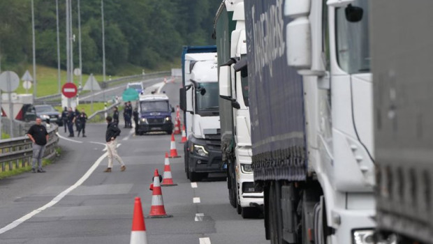 ep archivo   imagen de arhivo de camiones en un atasco tras el corte de la carretera durante una