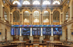 ep archivo   paneles del ibex 35 en el palacio de la bolsa de madrid