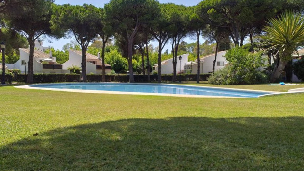 ep archivo   piscina de una urbanizacion de estepona