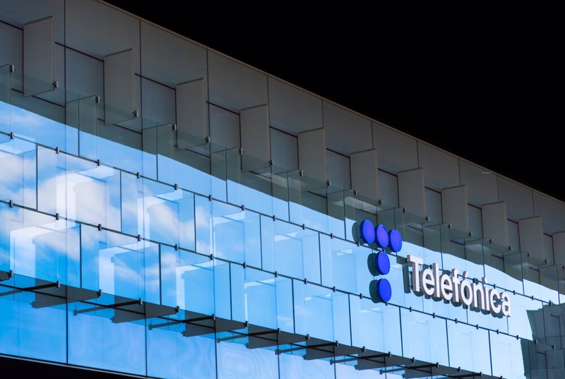 Telefónica cierra la venta de activos de fibra óptica a KKR en Colombia