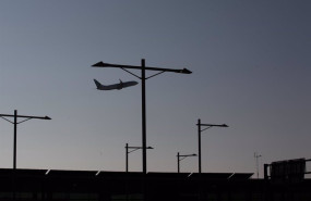 ep archivo   un avion sobrevuela el aeropuerto de barcelona el prat
