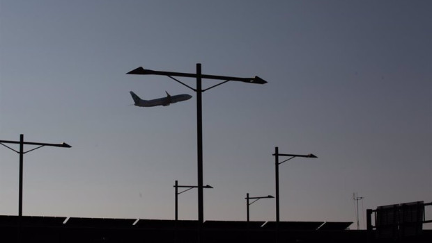 ep archivo   un avion sobrevuela el aeropuerto de barcelona el prat