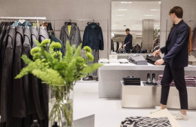 ep archivo   un dependiente en la macrotienda de zara en el boulevard austria de valencia