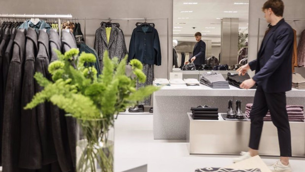 ep archivo   un dependiente en la macrotienda de zara en el boulevard austria de valencia