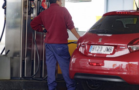 ep archivo   un hombre reposta carburante en una estacion de servicio en madrid espana