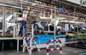 ep archivo   un operario trabajando con un vehiculo en una fabrica