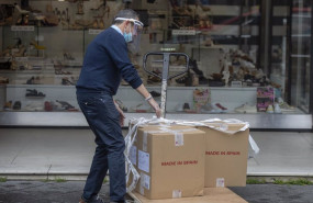 ep archivo - un trabajador descarga mercancia en una zapateria